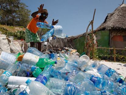 Los vecinos de Watamu (Kenia) trabajan codo a codo con la Asociaci&oacute;n local para la conservaci&oacute;n de los oc&eacute;anos, limpiando el pl&aacute;stico de las playas. 