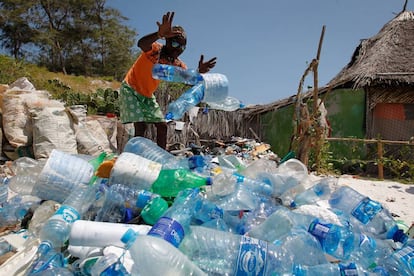 Los vecinos de Watamu (Kenia) trabajan codo a codo con la Asociaci&oacute;n local para la conservaci&oacute;n de los oc&eacute;anos, limpiando el pl&aacute;stico de las playas. 