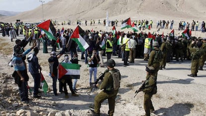 Soldados isrealíes vigilan una manifestación palestina que intenta bloquear una carretera