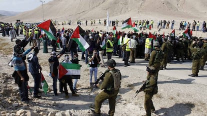 Soldados isreal&iacute;es vigilan una manifestaci&oacute;n palestina que intenta bloquear una carretera 