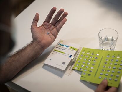 Un paciente sostiene una pastilla de Champix, en una imagen de archivo.