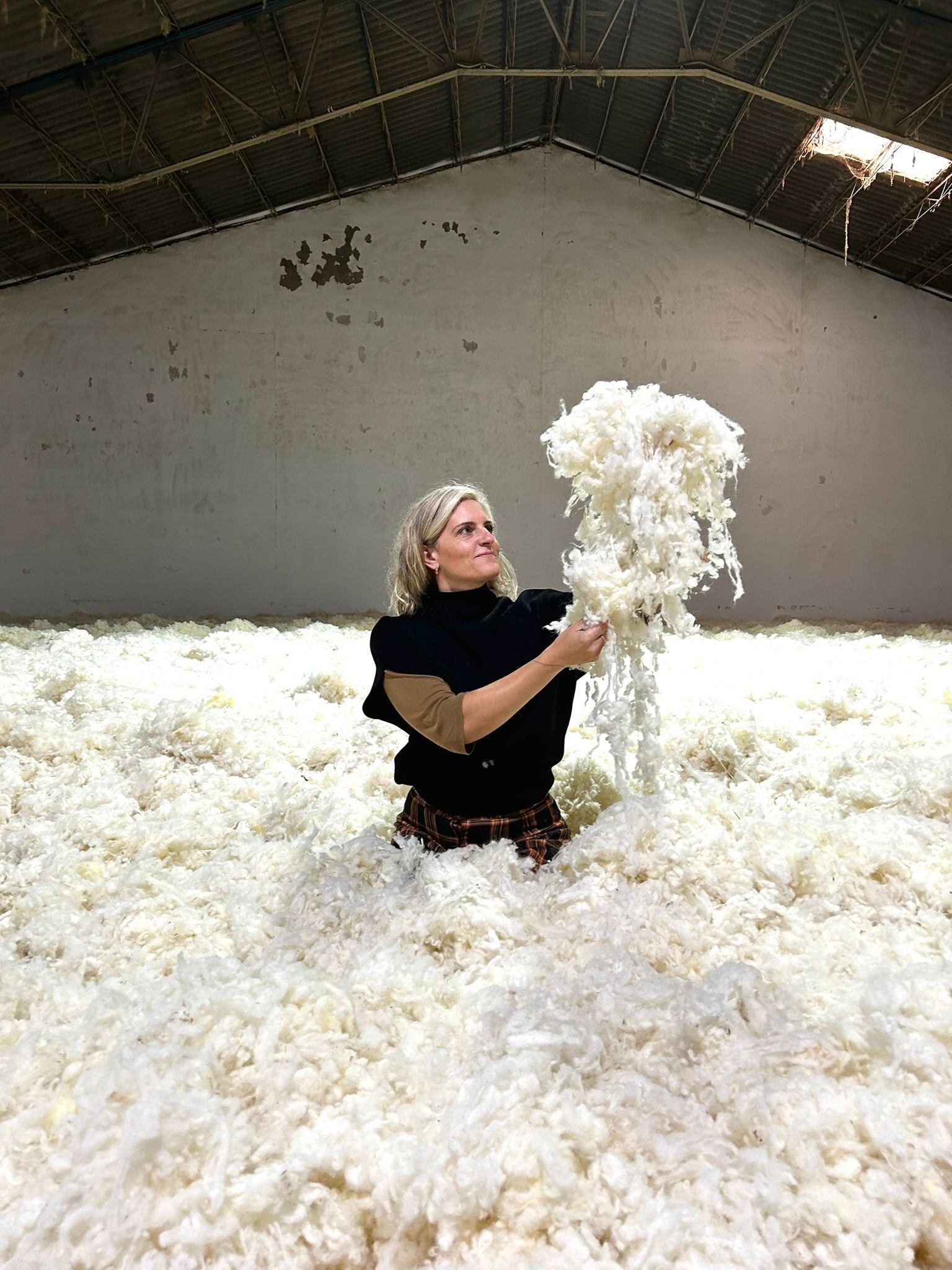 La diseñadora Regina Dejiménez posa entre la lana que utilizará para su instalación.