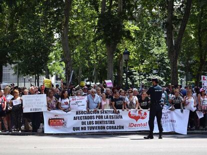 Protesta de afectados por la estada de Idental frente al Ministerio de Sanidad, el 18 de julio.