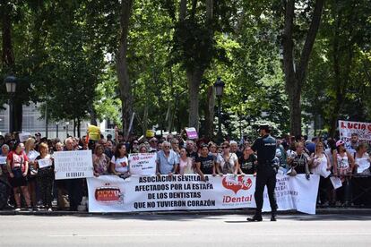 Protesta de afectados por la estada de Idental frente al Ministerio de Sanidad, el 18 de julio.