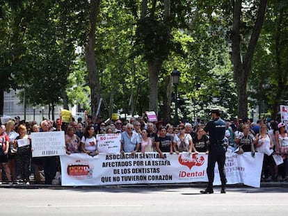 Protesta de afectados por la estada de Idental frente al Ministerio de Sanidad, el 18 de julio.