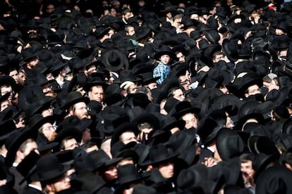 Decenas de miles de judíos ultraortodoxos acuden a la ceremonia fúnebre del destacado líder espiritual, el rabino Aharon Yehuda Leib Shteinman, en Bnei Brak (Israel).