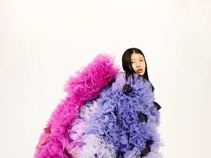 Los volantes, tules y lazos vuelven a ser muy deseables en Tomo Koizumi