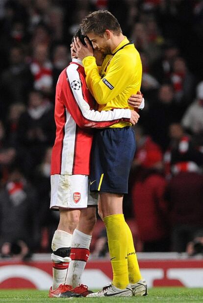 Cesc y Piqué se abrazan tras el encuentro del Emirates de la temporada anterior.
