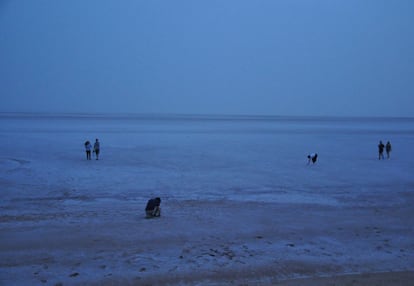 Lago salado Chott El Cherid al atardecer.