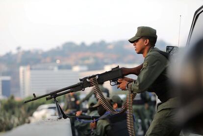 Un militar venezolano, fiel al régimen de Maduro, en el exterior de la base aérea de La Carlota.