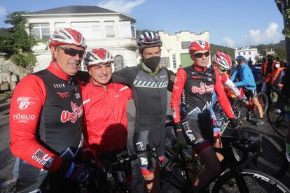 El trabajador de Vestas y exciclista profesional Alejandro Paleo (en el centro), antes de partir en bici en dirección a Dinamarca.