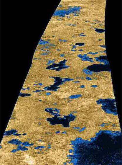 Los lagos (manchas oscuras) detectados con radar en Titan.