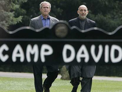 George W. Bush y Hamid Karzai pasean en Camp David, en el Estado de Maryland (EE UU).