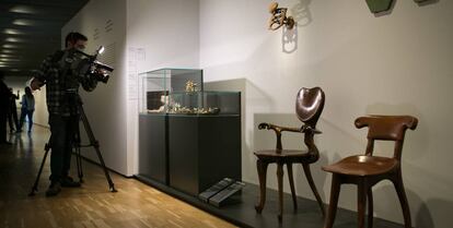 Rèpliques de mobles de Gaudí i joieria de Masriera que es poden seguir comprant avui dia.