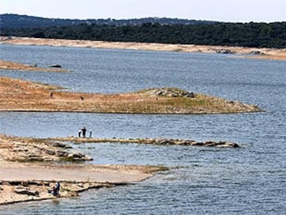 Imagen de archivo del embalse de Valmayor, rastreado por agua y aire ante la denuncia de varios testigos.