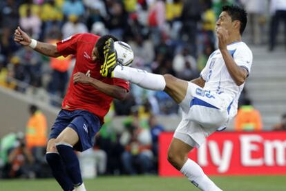 Figueroa despeja peligrosamente ante el chileno Isla.