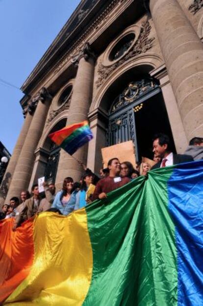 Miembros de la comunidad gay celebran en México DF.