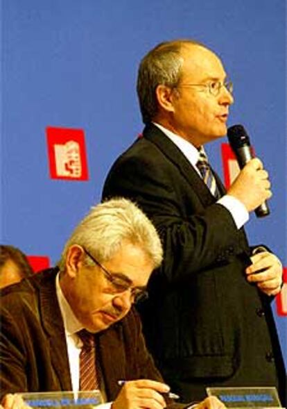 Pasqual Maragall y José Montilla, en el consejo nacional, ayer.