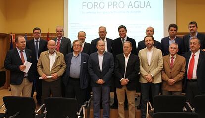 Los miembros del recin creado foro del agua.