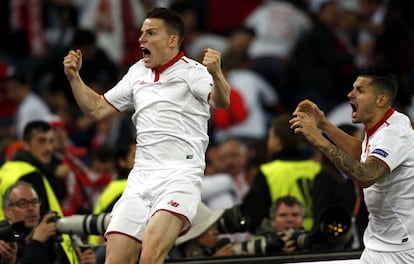 El delantero del Sevilla Kevin Gameiro celebra tras marcar el gol del empate al portero del Liverpool, Simone Mignolet.