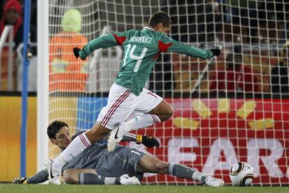 <i>Chicharito</i> Hernández regatea a Lloris en la jugada que supuso el primer gol del partido.