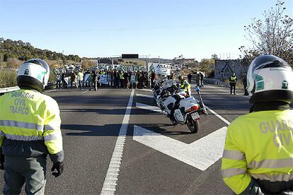 En la protesta han participado más de 40.000 agricultores y unos 10.000 vehículos, según los organizadores, que han llevado a cabo 50 cortes en las carreteras de Castilla y León, Castilla-La Mancha, Andalucía, Aragón, La Rioja, Murcia, Madrid, Extremadura, Cataluña, Navarra y País Vasco, sobre todo. Además, se han producido concentraciones en las ciudades sin incidentes destacables. En la foto, agricultores de Asaja-Jaén cortan la autovía A-4 Madrid-Cádiz, a la altura del paso de Despeñaperros.