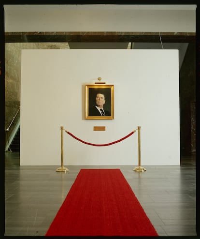 'Hommage à Marcel Broodthaers', el retrato satírico de Reagan a cargo del artista Hans Haacke, en la Documenta de 1982, dos años después de su elección.