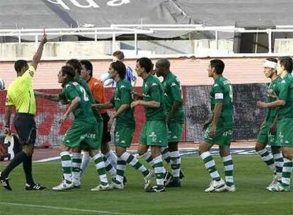 Varios jugadores del Betis protestan al árbitro Pérez Lima.