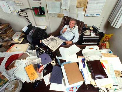 Harry Debelius, en su despacho del diario <i>The Times</i> en Madrid, en 1988.