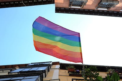 Una bandera del Orgullo Gay hondea en una calle de Madrid durante el pregón de las fiestas de la comunidad LGTB.