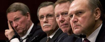 De izquierda a derecha, Richard Wagoner (GM), Ron Gettelfinger (United Auto Workers), Alan Mullay (Ford) y Robert Nardelli (Chrysler), en su comparecencia el jueves en el Comité de Banca del Senado de EE UU.