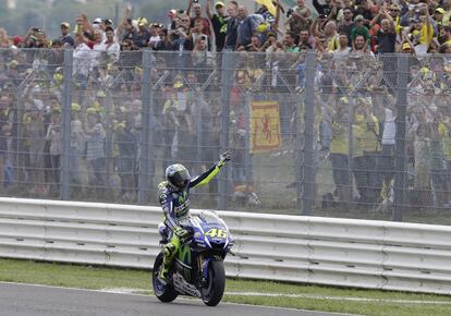 Valentino Rossi saluda a los aficionados