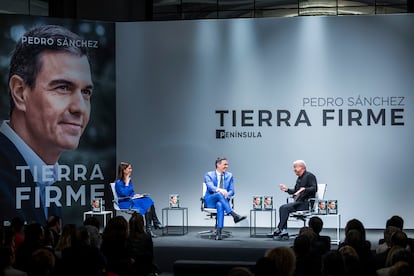 Los periodistas Ángeles Caballero y Jorge Javier Vázquez, durante el acto presentación del libro del presidente del Gobierno, Pedro Sánchez, 'Tierra firme', este lunes en el Círculo de Bellas Artes de Madrid. 