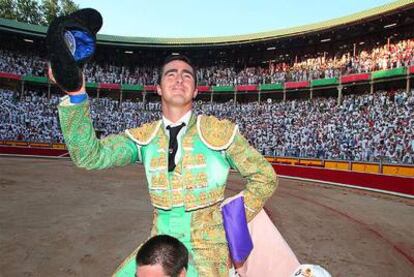 El Fandi sale a hombros tras cortarle dos orejas al segundo toro de la tarde.