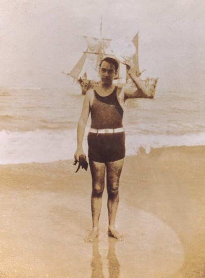 Pablo Neruda con su mascota, una mangosta, en la playa de la aldea de Wellawatha, Colombo, Ceilán, 1929. Archivo de la Fundación Pablo Neruda, Santiago de Chile.