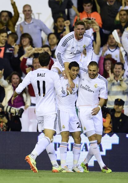 Di María celebra su tanto con sus compañeros.