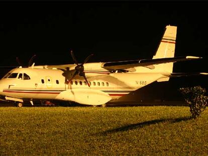 Un avión de fabricación española, supuestamente fletado por la CIA, en Ponta Delgada (Azores).