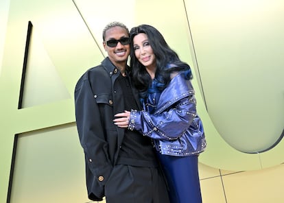 Cher y su novio, Alexander Edwards, en el photocall del Versace FW23 Show, el pasado 9 de marzo de 2022 en Hollywood, California.