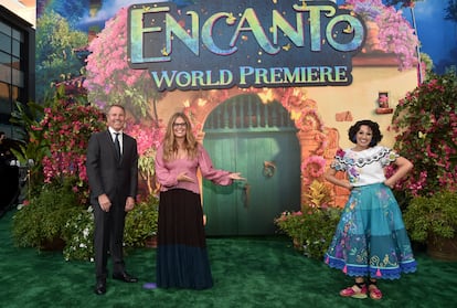 Clark Spencer, junto a la productora ejecutiva Jennifer Lee (en el centro), en el estreno en Los Ángeles de 'Encanto'.