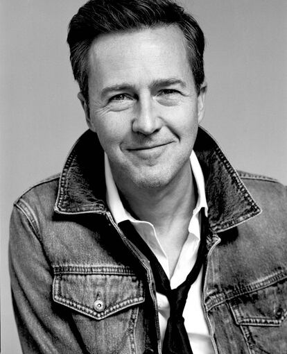 Edward Norton posa para ICON con cazadora vaquera de Roy Rogers y camisa y corbata de Giorgio Armani.