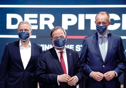 Los tres candidatos a liderar la CDU, Norbert Roettgen, (izquierda), Armin Laschet, (centro) y Friedrich Merz, (derecha), durante un acto electoral con las juventudes del partido conservador en Berlín a mediados de octubre.