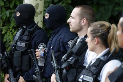 Agentes de policía franceses vigilan el área del ataque.