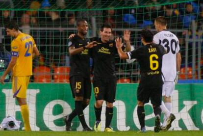 Messi celebra un gol con Xavi y Keita.