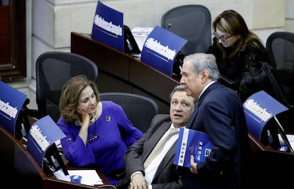 El ministro de Defensa, Guillermo Botero (derecha), habla con senadores del Centro Democrático.