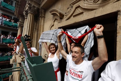 Los tres representantes de Yala Nafarroa por Palestina Dyna Kharrat (c), Lidón Soriano (i) y Eduardo Ibero.