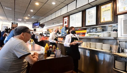 Langers, un emblemático restaurante cerca del Parque MacArthur de Los Ángeles, reabrió sus puertas este martes.