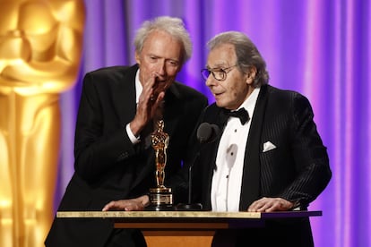 Lalo Schifrin recibe el Oscar de Honor de manos de Clint Eastwood en 2018.