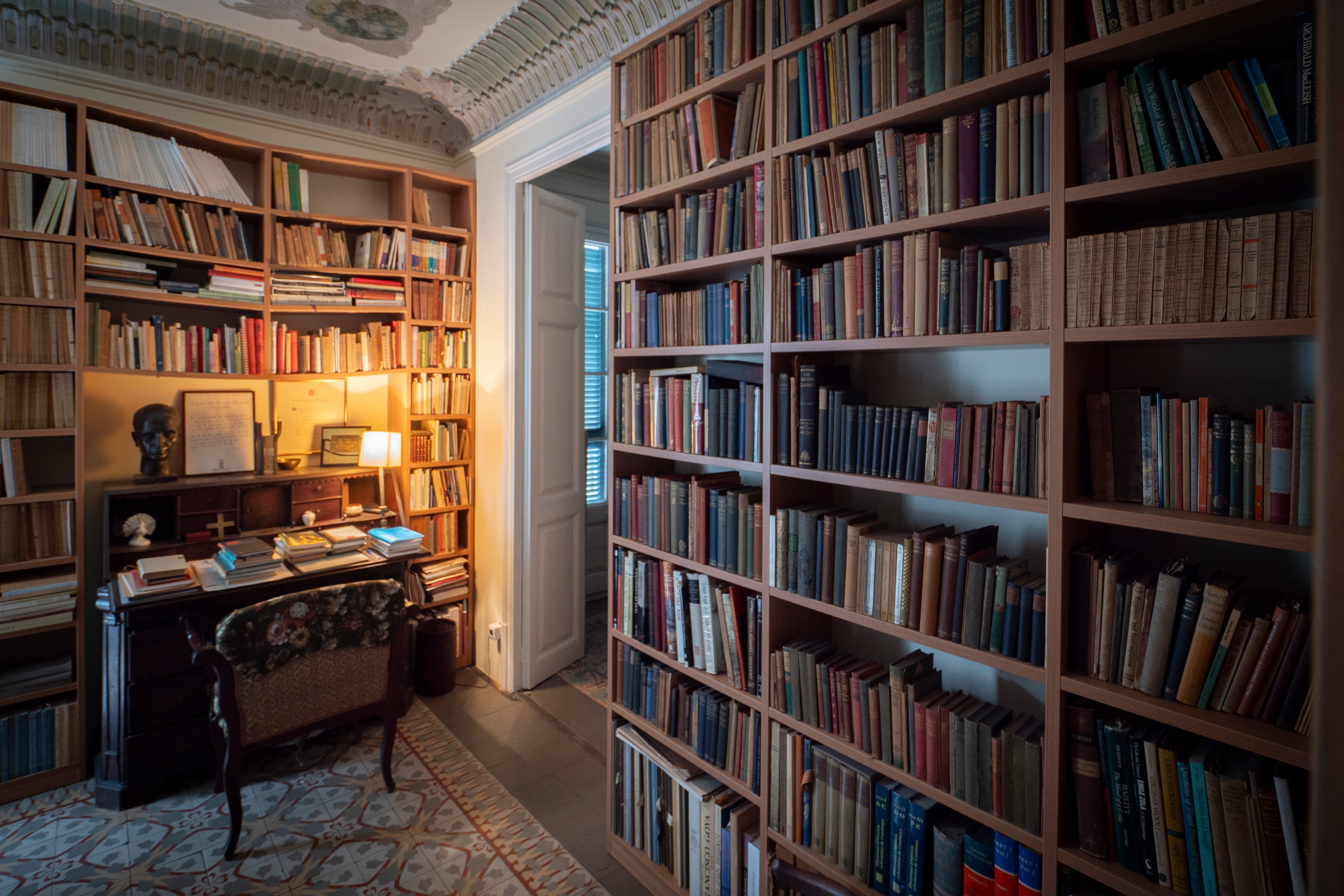 Biblioteca i escriptori de Marià Manent al pis familiar del carrer Craywinckel a Barcelona