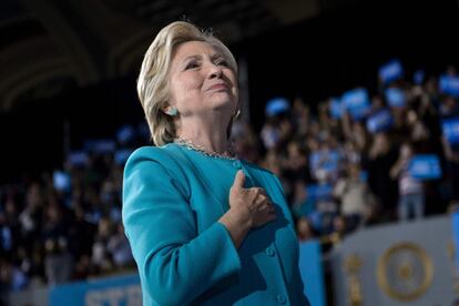 Hillary Clinton escuha el himno de los Estados Unidos durante un mitin en el Auditorio de Cleveland, Ohio, el 6 de noviembre.