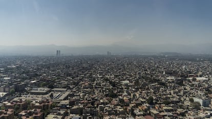 Vista aérea de la parte oriental de la Ciudad de México. Anteriormente conocida como Distrito Federal, ​es una de las 32 entidades federativas de México, ​así como la capital de los Estados Unidos Mexicanos.​